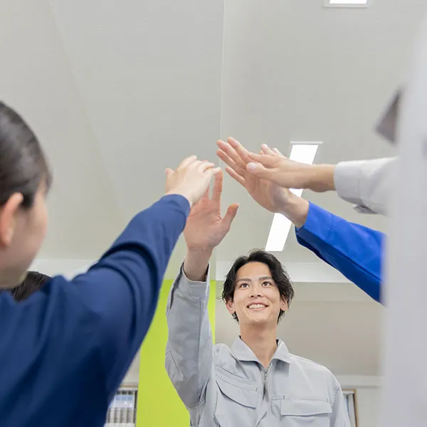 チームワークで作業する社員たち