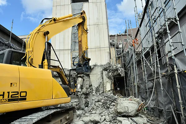 構造物解体工事現場